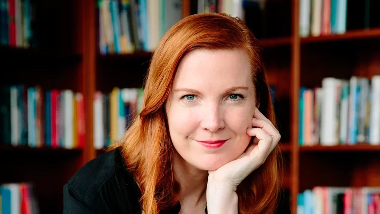 Kate Crawford: Explorando las implicaciones sociales y políticas de la inteligencia artificial